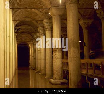 ARTE ROMANO. IMPERIO ORIENTE. YEREBATAN SARAYI o cisterna-BASILICA. Construida por Constantino y posteriormente ampliada por Justiniano. Sus aguas alimentaban las reservas del Palacio imperial. Tiene onu total de 336 columnas, casi todas con capiteles corintios del s. V sujetando unas pequeñas bóvedas de ladrillo. ESTAMBUL. Turquía. Foto Stock