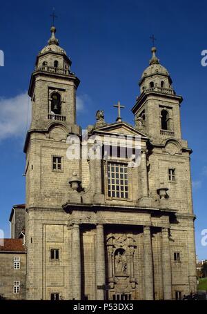 ARTE SIGLO XVIII. ESPAÑA. La Iglesia de San Francisco (1742-1749). Vista de la fachada que sigue las trazas dadas por Simón Rodríguez, con unà imágen de San Francisco en n.a. hornacina en el registro centrale. SANTIAGO DE COMPOSTELA. Provincia de La Coruña. La Galizia. Foto Stock