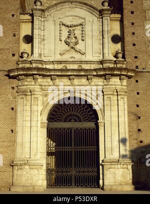 ARTE S. XVIII. ESPAÑA. La Iglesia PARROQUIAL DE SANTA MARIA MAGDALENA. Un Atribuida Covarrubias, posiblemente quien hizo El proyecto. Lo continuó en su ejecución Juan Francés en el s. XVI, sobre n.a. iglesia mudéjar. Detalle de la PORTADA que data del año 1770. GETAFE. Comunidad de Madrid. Foto Stock