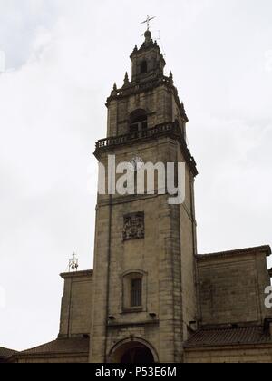 ARTE SIGLO XVIII. ESPAÑA. La Iglesia de Santa Ana. Fue edificada en 1737 en ESTILO HERRERIANO. Vista de la torre-CAMPANARIO. DURANGO. Provincia de Vizcaya (Bizkaia). País Vasco. Foto Stock