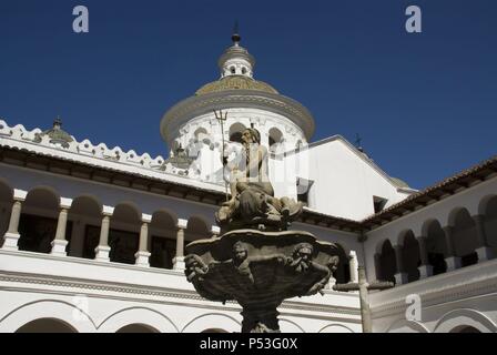 Ecuador.Quito.centro historico.convento di La Merced (XVII secolo). Chiostro principale e la fontana del Nettuno. . Foto Stock