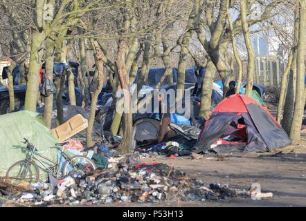 Febbraio 19, 2015 - Calais, Francia: centinaia di migranti illegali vivono in tende in una zona industriale di Calais in attesa che la possibilità di ottenere in Gran Bretagna. I migranti che provengono prevalentemente da Eritrea, Etiopia, Afghanistan, Siria e Sudan per tentare la fortuna ogni notte da discretamente carrelli di imbarco su per immettere il traghetto o l'Eurotunnel in Inghilterra. Tentes de migranti dans la 'Jungle' tioxide de Calais. Foto Stock