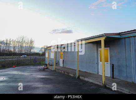 Febbraio 21, 2015 - Calais, Francia: Ingresso di Victor Hugo center, un rifugio per le donne migranti nella zona di Calais. Centinaia di migranti illegali vivono in tende in una zona industriale di Calais in attesa che la possibilità di ottenere in Gran Bretagna. I migranti che provengono prevalentemente da Eritrea, Etiopia, Afghanistan, Siria e Sudan per tentare la fortuna ogni notte da discretamente carrelli di imbarco su per immettere il traghetto o l'Eurotunnel in Inghilterra. Entree du Refuge Victor Hugo pour femmes migrantes. Foto Stock