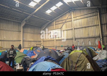 Febbraio 19, 2015 - Calais, Francia: centinaia di migranti illegali vivono in tende in una zona industriale di Calais in attesa che la possibilità di ottenere in Gran Bretagna. I migranti che provengono prevalentemente da Eritrea, Etiopia, Afghanistan, Siria e Sudan per tentare la fortuna ogni notte da discretamente carrelli di imbarco su per immettere il traghetto o l'Eurotunnel in Inghilterra. Hangar occupe et tentes de migranti dans la 'Jungle' tioxide de Calais. Foto Stock