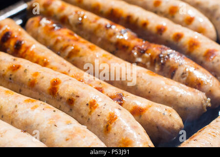 Salsicce alla griglia di un barbecue in cotto lentamente Foto Stock