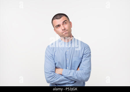 Permettetemi di pensare o oubt concetto. Giovane uomo ispanico è molto grave e pensieroso, cercando di risolvere i problemi nel lavoro Foto Stock