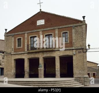 LA RIOJA. BERCEO. Vista generale del edificio de la Casa y CONCISTORIALI ESCUELA PUBLICA (1893), con el busto de Bronce del poeta Gonzalo de Berceo en el centro. España. Foto Stock