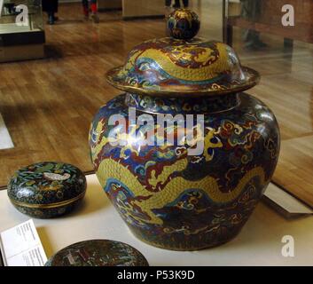 Asia. Cina. Cloisonne Jar. La dinastia Ming, Xuande periodo 1426-35 (AD). Boldy decorata vaso con marchio imperiale. British Museum. Londra. In Inghilterra. Regno Unito. Foto Stock