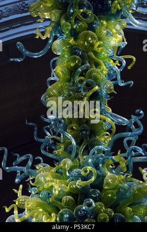 V&una rotonda lampadario o ghiaccio Blu e Verde primavera lampadario. Sculture in vetro di Dale Chihuly (b. 1941). Ingresso al Victoria and Albert Museum. Londra. Installato nel 1999. In Inghilterra. Regno Unito. Foto Stock