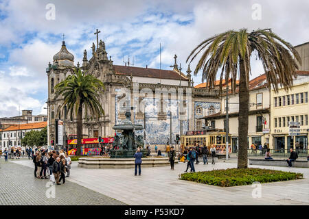 La fontana dei leoni, Praca de Gomez, Igreja do Carmo chiesa, Azulejos,vintage tram, Porto, Portogallo Foto Stock