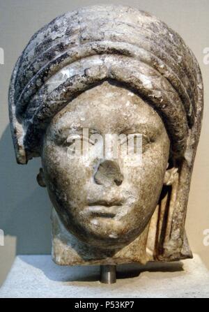 Testa della statua di una sacerdotessa della dea Vesta. Il marmo. 100-20 annuncio. British Museum. Londra. In Inghilterra. Regno Unito. Foto Stock