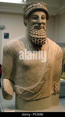 Statua colossale di un uomo barbuto con corona di alloro. Probabilmente un sacerdote. Calcare. Scolpiti in Cipro tra 500-480 A.C. Dal Santuario di Apollo a Idalion. British Museum. Londra. In Inghilterra. Regno Unito. Foto Stock