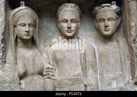 Stele funeraria romana con altorilievi di tre figure che mostrano il defunto (centro) e probabilmente affiancato da sua madre e suo fratello. Fatto a Cipro. I secolo d.c. Calcare. Da Tremithusa, vicino Golgoi. British Museum. Londra. In Inghilterra. Regno Unito. Foto Stock