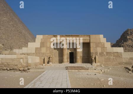 Arte Egizia Giza's Valley. Mastaba della regina Meresankh III (2558-2500 A.C.), moglie del faraone Khafre. Entrata. Iv dinastia. Antico Regno. L'Egitto. Foto Stock