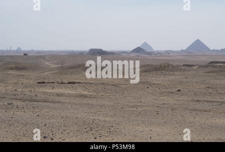 L'Egitto. Dahshur. Panoramica della Piramide Rossa, piegato la piramide, costruito durante il regno del faraone Sneferu (2613-2589 BCE), e la piramide di Sesostris III (1878 BC per 1839 BC ) dalla necropoli di Saqqara. Antico e Medio Regno. Foto Stock