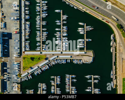 Vista aerea della marina con barche a Valencia a ovest del porto commerciale Foto Stock