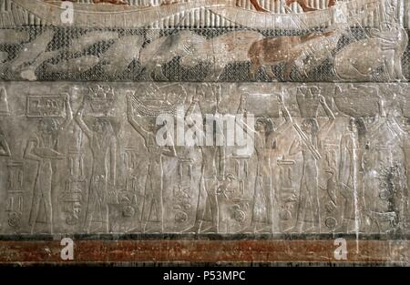 L'Egitto. Saqqara. Mastaba di Ti. Ca. 2400 A.C. V dinastia. Antico Regno. Rilievo raffigurante schiavi offerte del cuscinetto. Foto Stock