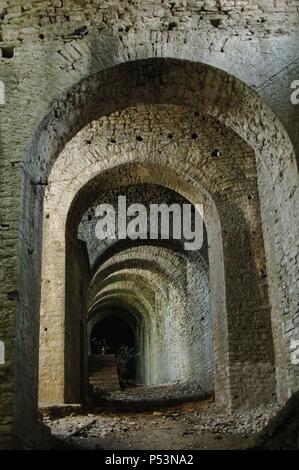 L'Albania. Argirocastro. Castello edificato nel XVIII secolo ordinati dal leader tribale Gjin Bue Shpata. Vista interna. La cittadella ospita armi della prima e della seconda guerra mondiale. Foto Stock