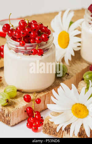 Il vasetto di vetro riempito con muesli, yogurt, bacche Foto Stock