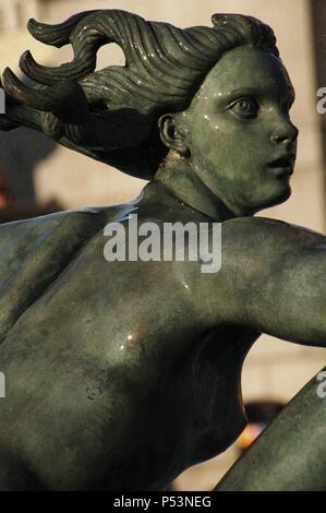 Mermaid statua da scultore inglese Sir Charles Thomas Wheeler (1892-1974), 1948 per la John Jellicoe fontana commemorativa, progettato da Sir Edwin Lutyens. Trafalgar Square. Londra. Regno Unito. Foto Stock