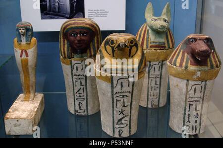 Polychormed vasi canopi. Usato dagli egizi durante la mummificazione per preservare le viscere. British Museum. Londra. Regno Unito. Foto Stock