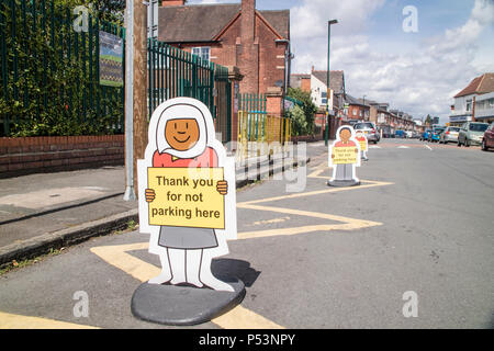 Segnaletica educato al di fuori di una scuola in Selly Oak, Birmingham, Regno Unito Foto Stock