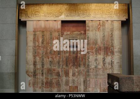 Calcare falsa porta di Ptahshepses. Le lastre rivestite con pannelli di legno su entrambi i lati della porta sono inscritte con la biografia di Ptahshepses parlare della sua nascita e del suo matrimonio con la principessa Khamaat. 2400 BC. V dinastia. Antico Regno. Da Saqqara. British Museum. Londra. Regno Unito. Foto Stock