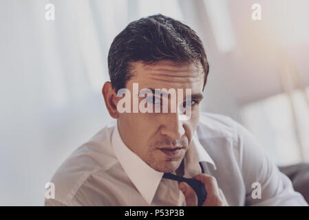 Ritratto di un bel imprenditore fiducioso Foto Stock