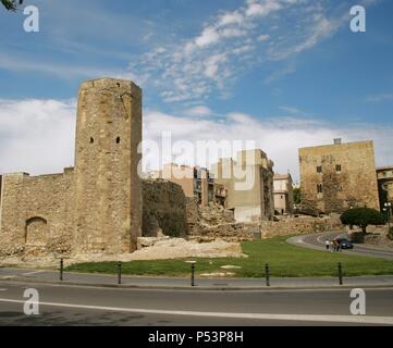 Spagna. La Catalogna. Tarragona. Di fronte alla facciata del circo romano, fu costruito il 'muralleta' (piccola parete) il quindicesimo secolo e anche la torre ottagonale 'de les Monges' (suore). Esso è stato costruito utilizzando il muro romano come una base interna. Foto Stock