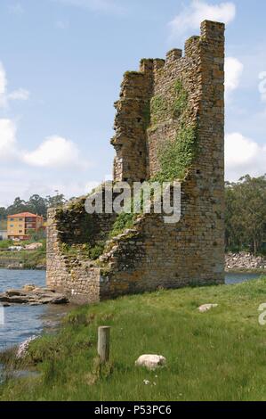 Spagna. La Galizia. Catoira. Torres do Oeste, castello costruito nel IX secolo dal re Alfonso III di Leon il grande come una fortezza di difesa. Essi sono le rovine di Castellum Honesti. Accanto al fiume Ulla. Dichiarato monumento nazionale nel 1970. Foto Stock