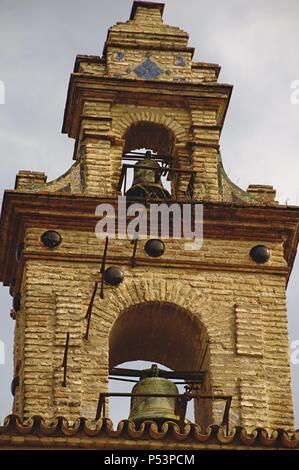 Spagna. Andalusia. Siviglia. Isola della Certosa. Monastero di Nostra Signora delle grotte, fondata nel 1399 da Gonzalo de Mena, Arcivescovo di Siviglia. Royal Pavilion di Siviglia Esposizione Universale (Expo '92). Dal 1997 ospita il Centro Andaluso di arte contemporanea. Torre campanaria. Dettaglio. Foto Stock