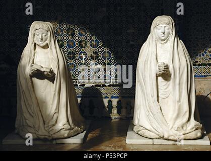 Spagna. Andalusia. Siviglia. Isola della Certosa. Monastero di Nostra Signora delle grotte, fondata nel 1399 da Gonzalo de Mena, Arcivescovo di Siviglia. Chiostro. Sculture di Beatriz Portocarrero e Leonor Cabeza de Vaca. Foto Stock