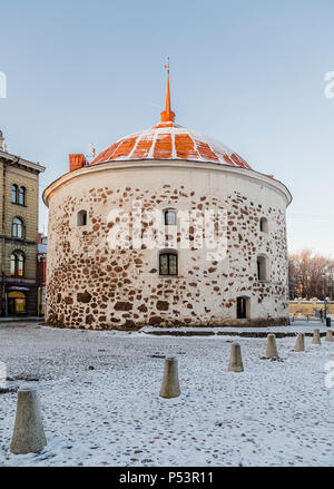 Round Tower - una pietra torre di artiglieria, uno dei due sopravvissuti di torri medievali di combattimento di Vyborg Castello. Foto Stock