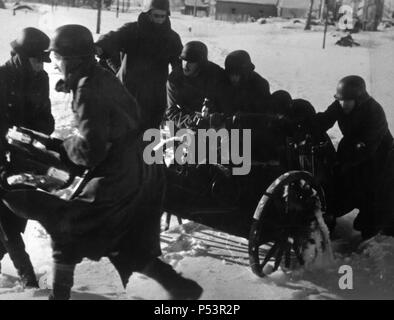 SEGUNDA GUERRA MUNDIAL (1939-1945) - División azul. Soldados antitanques en marcha hacia la primera linea. Año 1942. Foto Stock