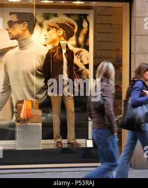 Escaparate de La Tienda de la famosa firma de moda 'SALVATORE FERRAGAMO'. Via Montenapoleone. Milano. Italia. Foto Stock