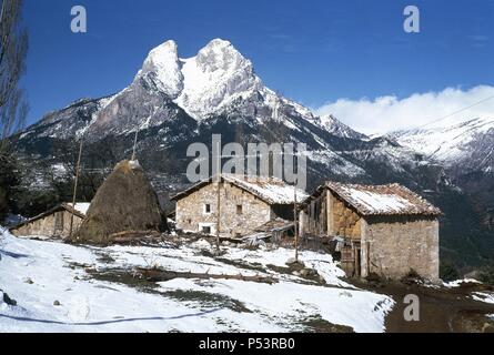 Il Pedraforca e Masia catalana. La Catalogna. Spagna. Foto Stock