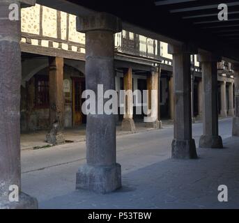 Spagna. A Ezcaray. Colonnato street. La Rioja. Foto Stock