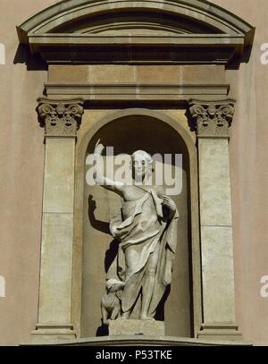 ARTE SIGLO XVIII. ESPAÑA. " EL BUEN PASTOR". Escultura que adorna la fachada de la Iglesia de San Antonio Abad. VILANOVA I LA GELTRU. Provincia de Barcelona. Cataluña. Foto Stock