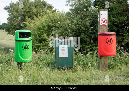 Dog Poo e cestini in campagna, England, Regno Unito Foto Stock