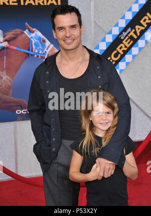 Antonio Sabato Jr, figlia Mina Bree il Segretariato Premiere al El Capitan Theatre di Los Angeles.Antonio Sabato Jr, figlia Mina Bree 11 evento nella vita di Hollywood - California, tappeto rosso Evento, STATI UNITI D'AMERICA, industria cinematografica, celebrità, fotografia, Bestof, arte cultura e intrattenimento, celebrità moda, migliori della vita di Hollywood, evento nella vita di Hollywood - California, moquette rossa e dietro le quinte, musica celebrità, Topix, coppia, famiglia ( marito e moglie ) e i bambini- figli, fratelli e sorelle inchiesta tsuni@Gamma-USA.com, Credito Tsuni / USA, 2010 Foto Stock