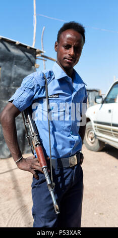 Etiopia,DANIKAL-CIRCA GENNAIO 2018--poliziotto non identificato nel deserto Foto Stock