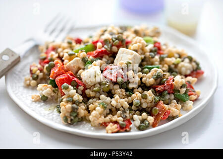Couscous gigante, feta, lenticchie con arrosti di carne rossa insalata di peperoni Foto Stock