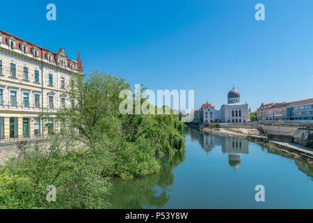 Crisul Repede fiume nel centro di Oradea in Bihor county, Crisana, in Romania e in Ungheria del sud-est. Foto Stock