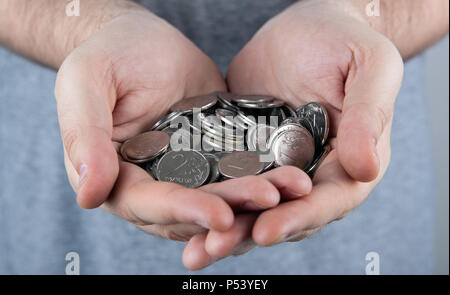 Di rubli russi sotto forma di monete nelle mani di uomo vicino fino Foto Stock