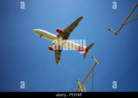 Easyjet Airbus A320 piano OE-IVN vola sopra l'approccio di sistema di illuminazione tralicci come si arriva a terra all'aeroporto di Edimburgo Foto Stock