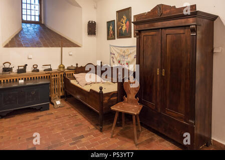 BYTOW, Polonia - 1 Giugno 2018: una camera e gli oggetti di uso quotidiano nel museo del castello di Bytow. Foto Stock