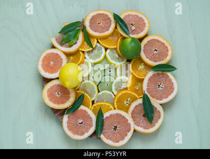 Tornate a fette di vari agrumi disposti in un modello. Closeup shote di Orange, calce, limone e pompelmo rosso. Sano e pieno di nutrizione Foto Stock