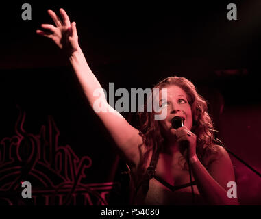 Suvi Uura, cantante del finlandese di banda metallica Dorothy polonio, sul palco con la mano in aria con lo sguardo in alto Foto Stock