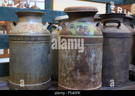 Attrezzature di mungitura vintage immagazzinate nel vecchio fienile. Foto Stock