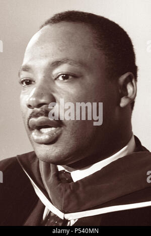 Il dott. Martin Luther King Jr., intervenendo a una conferenza stampa presso Howard University a Washington D.C. il 2 marzo 1965. Foto Stock